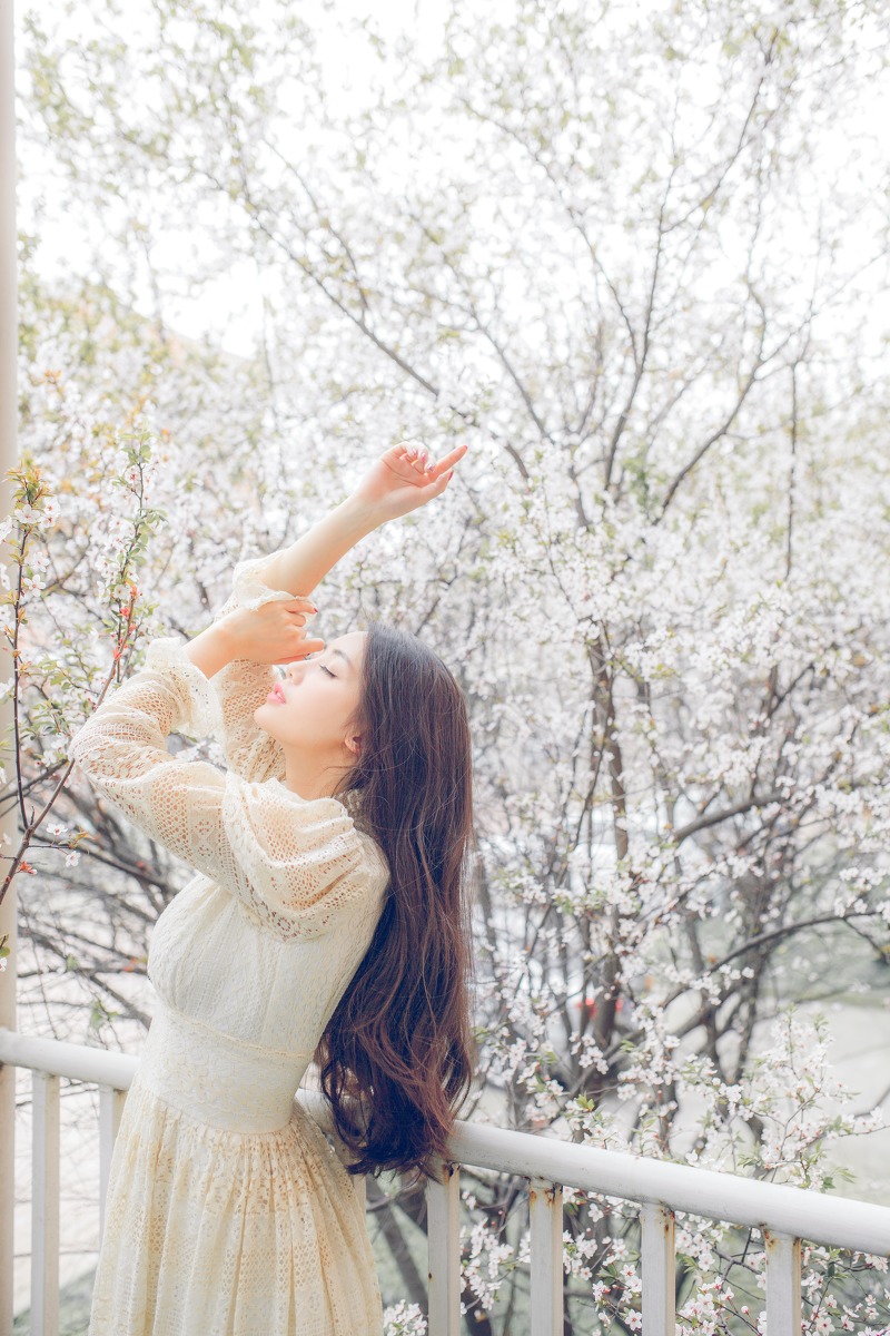 樱花树下的大眼长裙清纯美女唯美写真