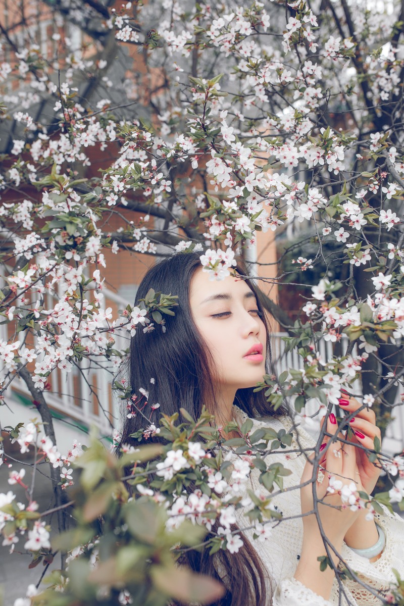 樱花树下的大眼长裙清纯美女唯美写真