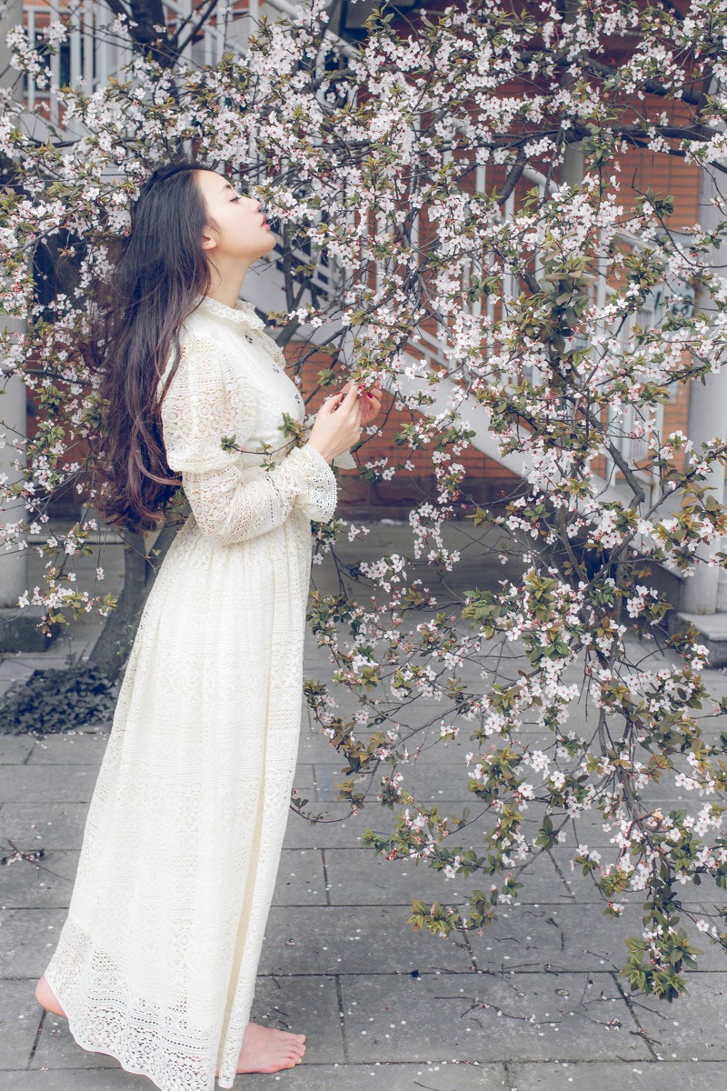 樱花树下的大眼长裙清纯美女唯美写真