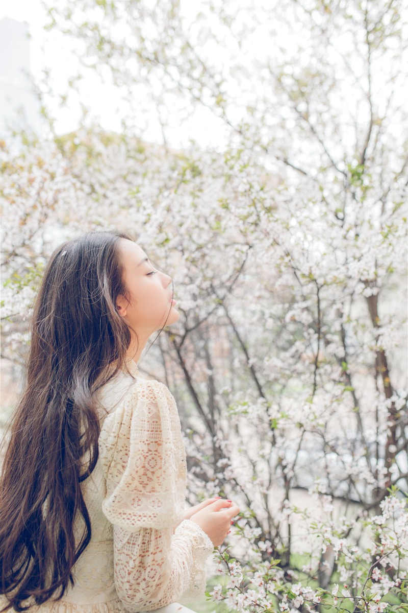 樱花树下的大眼长裙清纯美女唯美写真