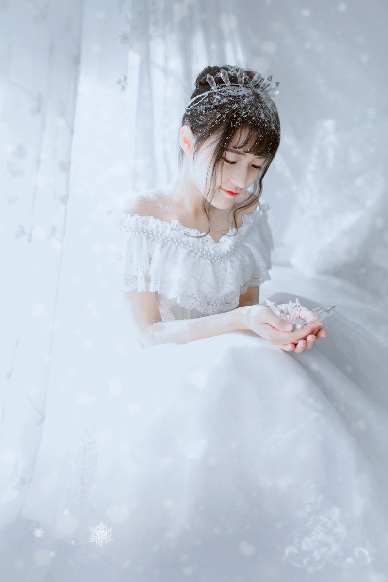 清纯高颜值少女雪中甜美大眼灵动唯美写真