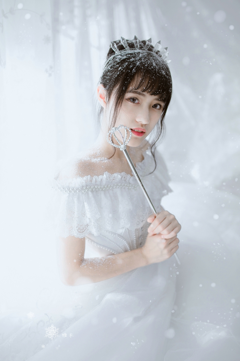 清纯高颜值少女雪中甜美大眼灵动唯美写真