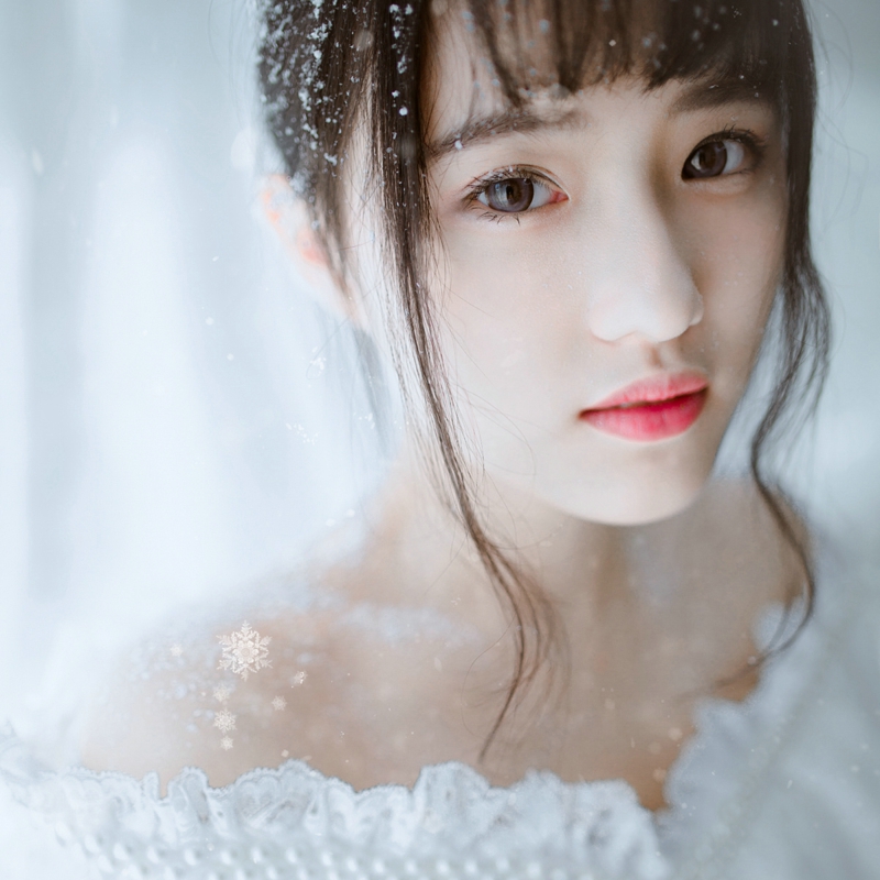 清纯高颜值少女雪中甜美大眼灵动唯美写真