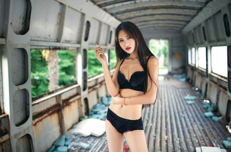 性感高颜值美女红唇黑色比基尼废墟火车里迷人写真