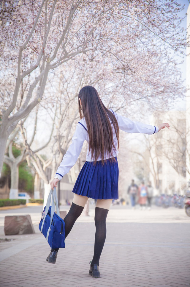 樱花三月里的超短学生装清纯美女唯美写真