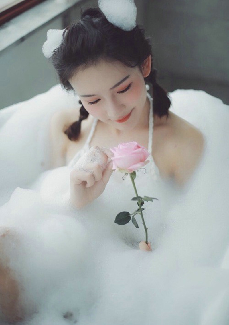 高颜值粉嫩少女浴缸泡沫澡甜美可爱