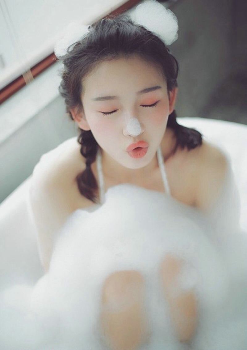 高颜值粉嫩少女浴缸泡沫澡甜美可爱