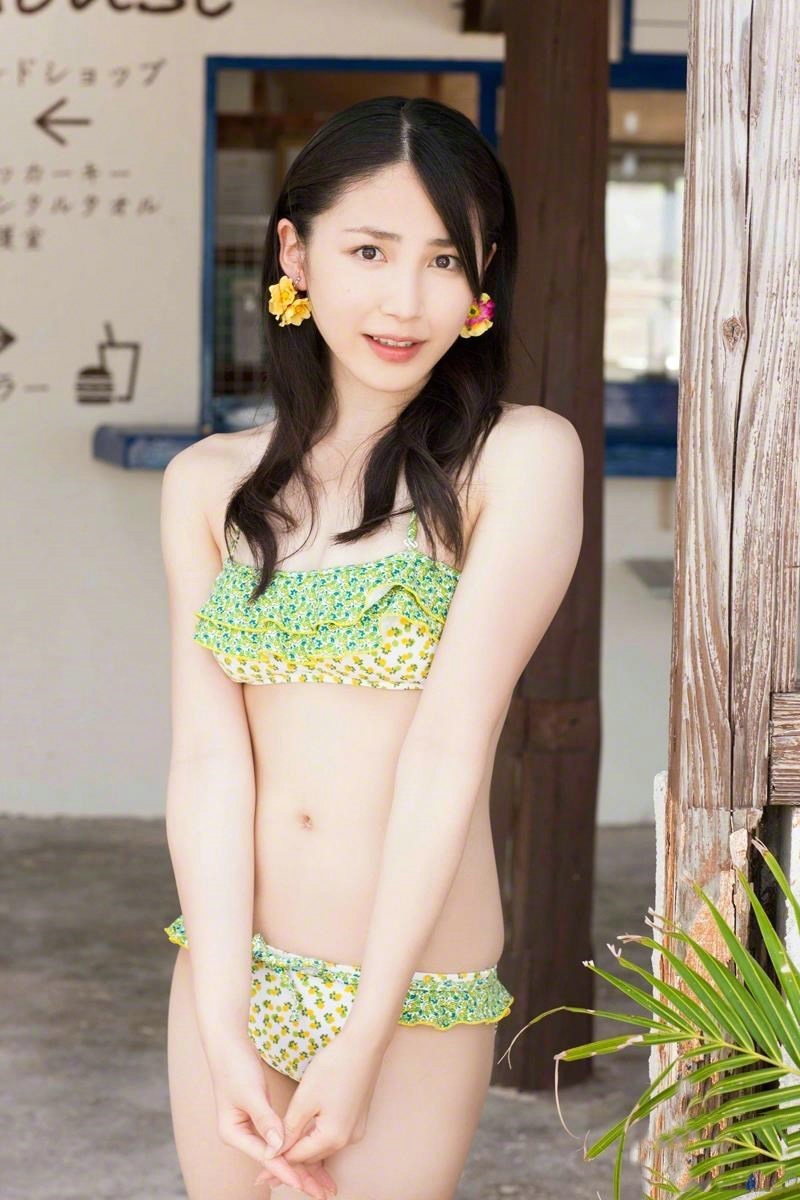 可爱美女吉川友度假泳池比基尼性感写真