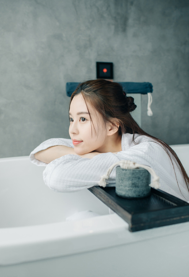 洗个澡也可以这么美温心Swan浴缸大片