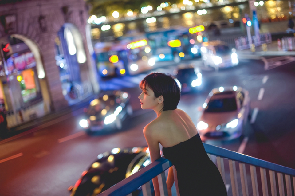 短发高颜值美女养眼黑色抹胸裙寂静春分的夜
