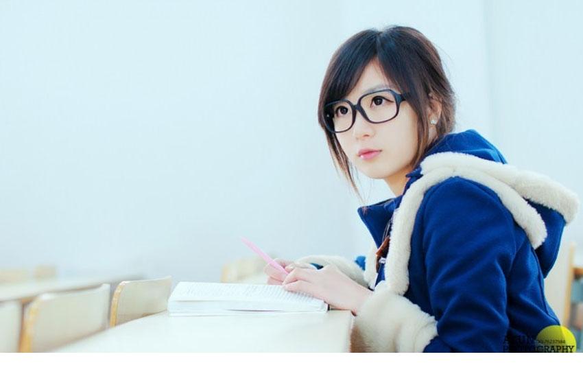 清纯眼镜学生妹校园写真