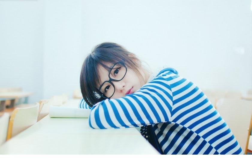 清纯眼镜学生妹校园写真