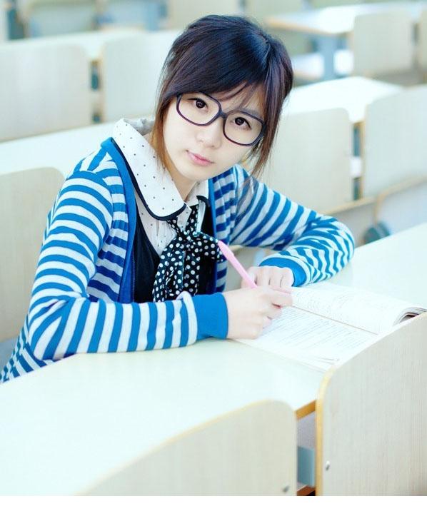 清纯眼镜学生妹校园写真