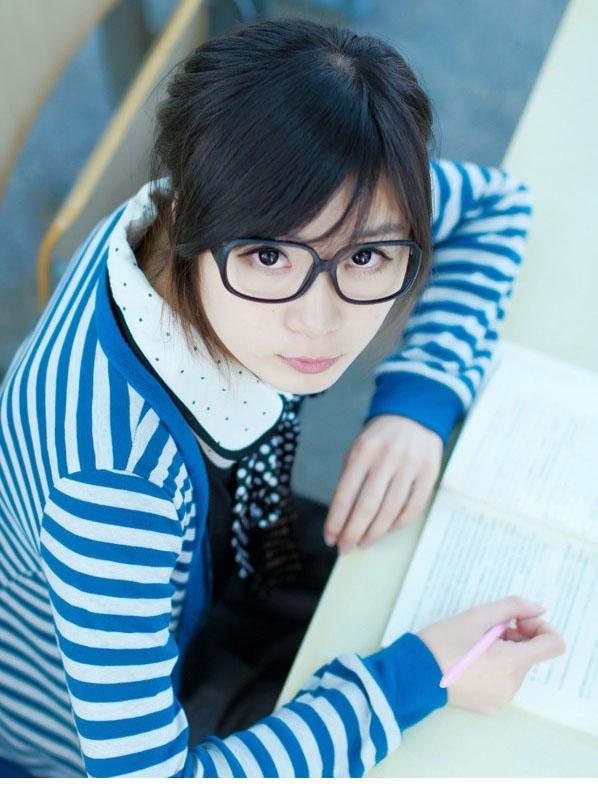 清纯眼镜学生妹校园写真