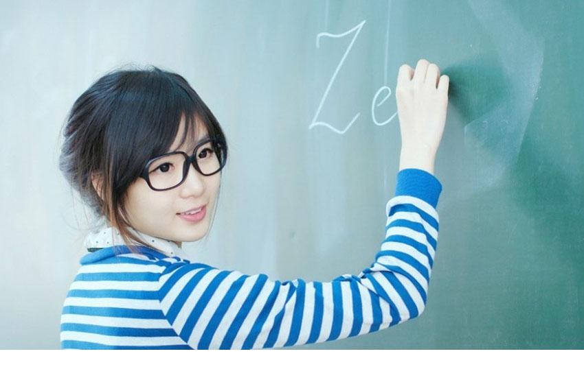 清纯眼镜学生妹校园写真