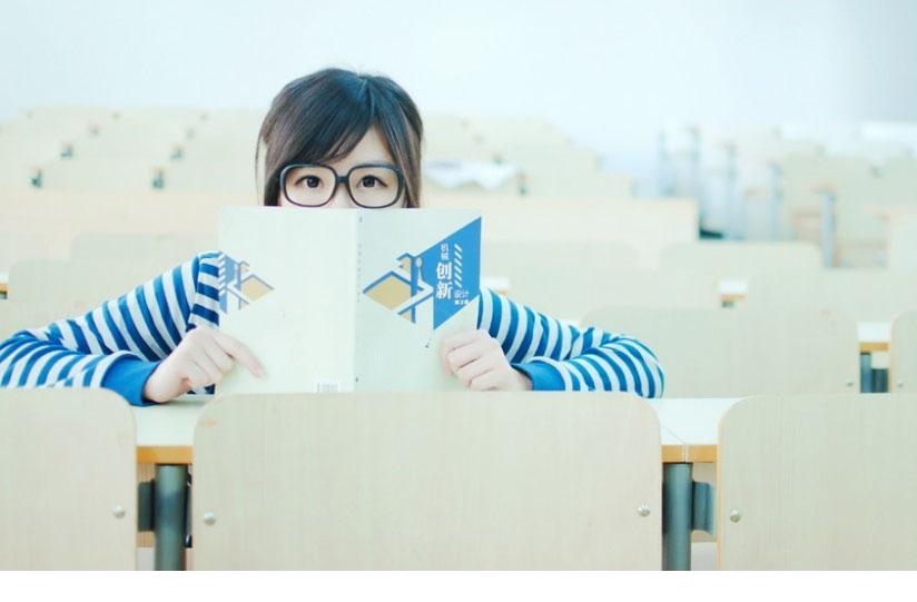 清纯眼镜学生妹校园写真