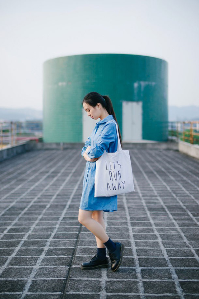 清纯少女牛仔裙天台清新写真唯美动人