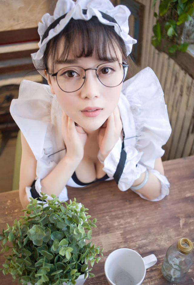 大胸萝莉眼镜美女女仆装低胸喷血诱惑