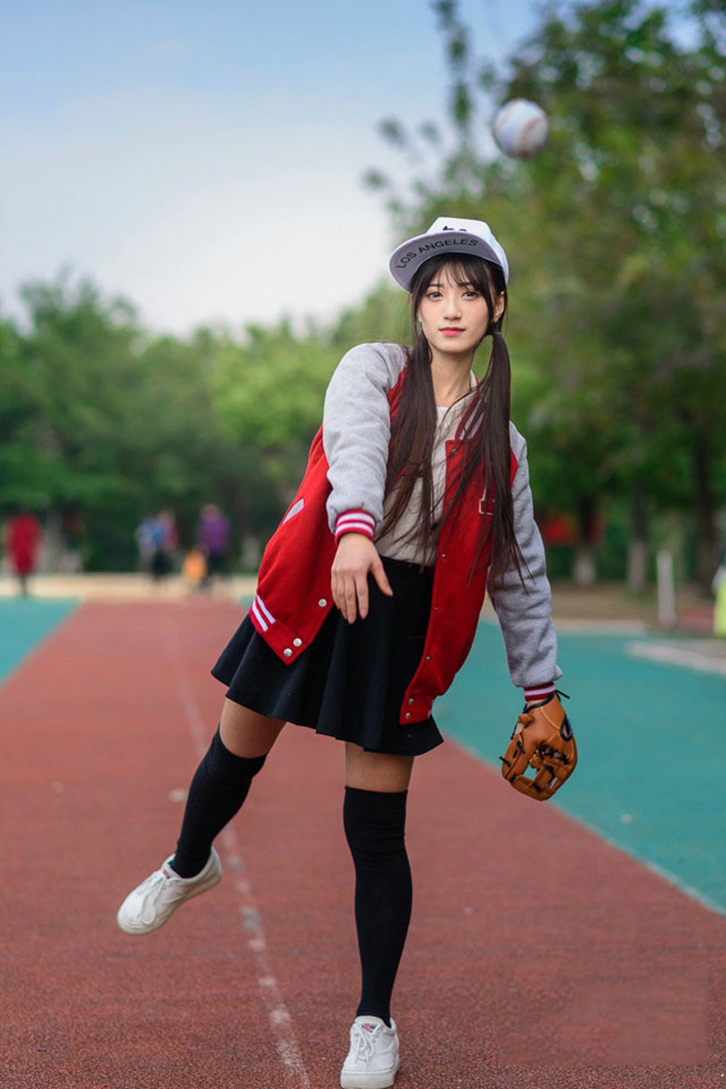 青春阳光校园女生操场棒球吸人眼球