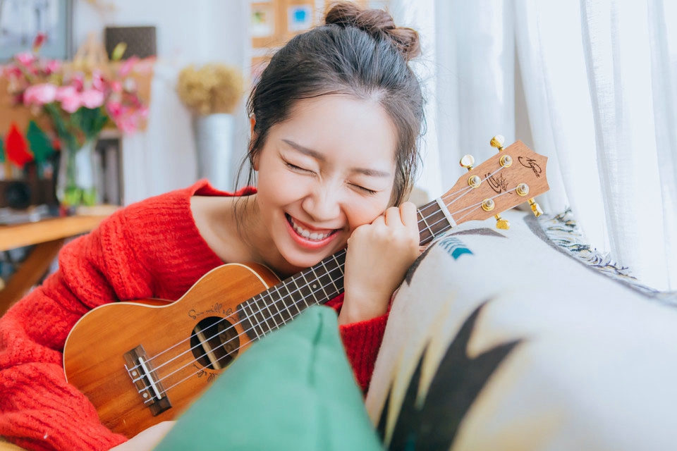 清新俏皮女孩红色清爽毛衣露香肩唯美写真