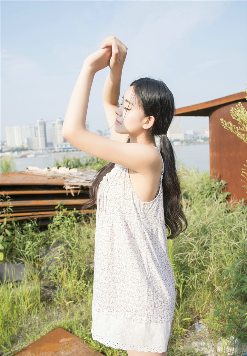 空山新雨后清纯美女碎花吊带衫田野唯美写真