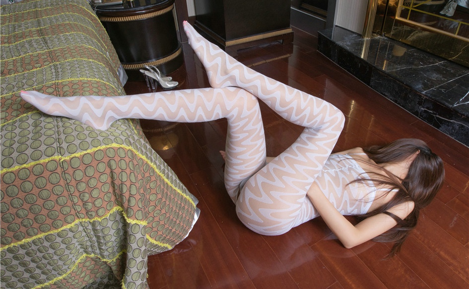 长腿美人白色条纹连体丝袜私房写真