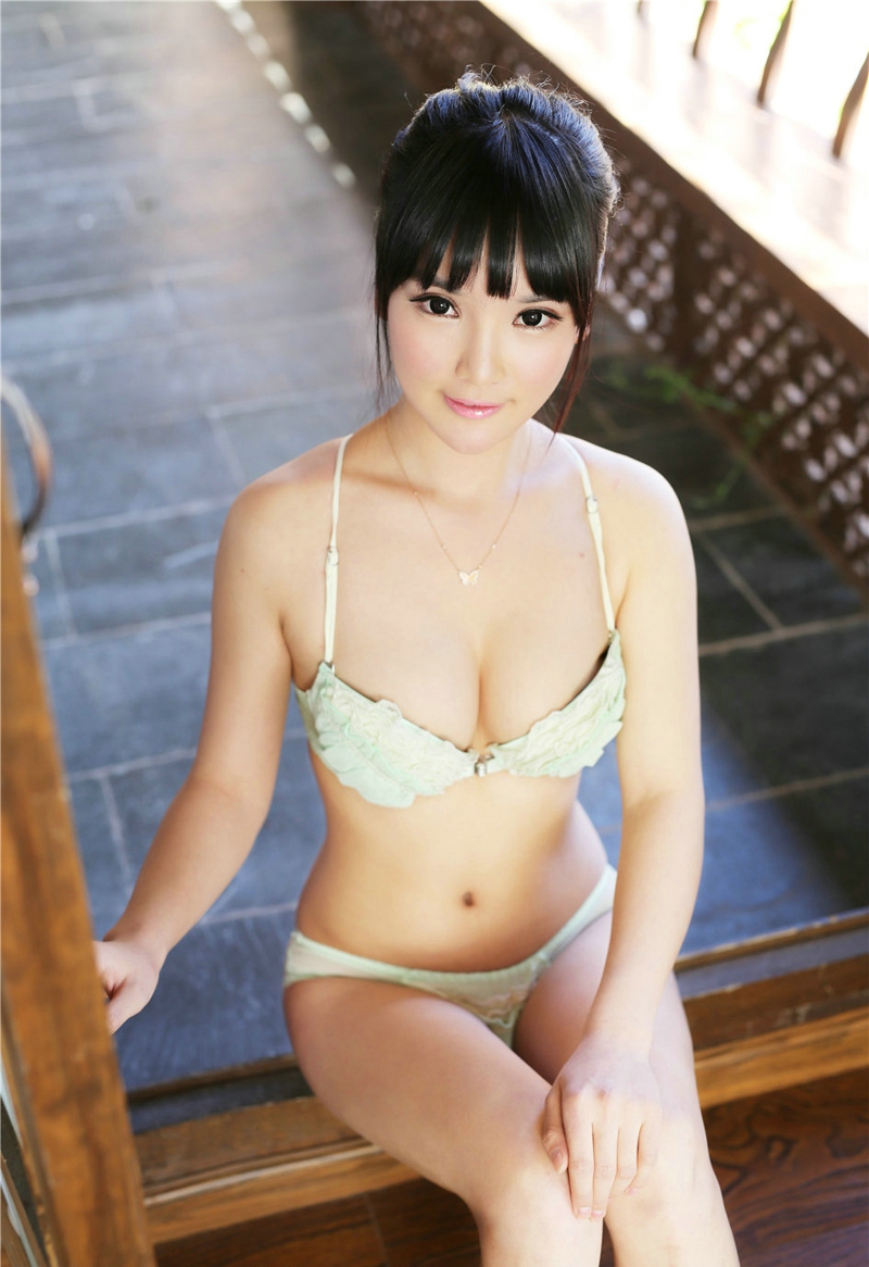 内衣模特妮儿性感肥臀美乳阳光写真