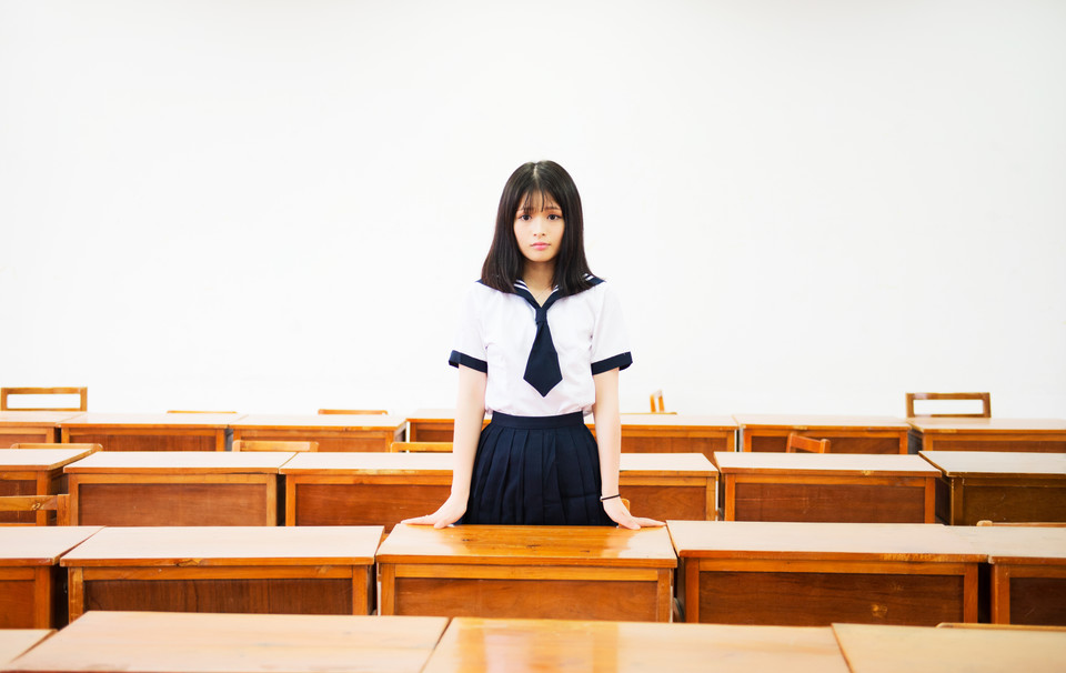 大眼睛迷人少女教室里洋溢青春活力的气息