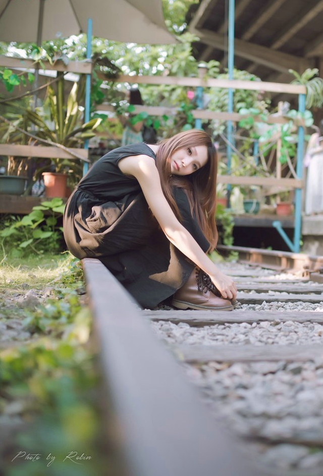 清纯阳光美女走在寒舍中宛如繁花绽放的天使
