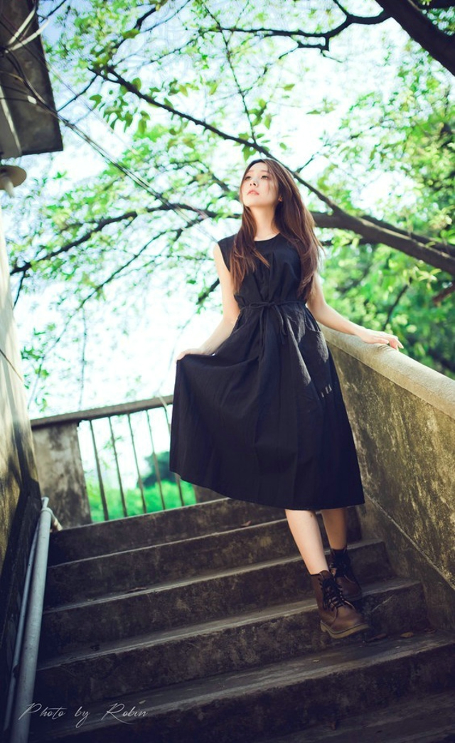 清纯阳光美女走在寒舍中宛如繁花绽放的天使