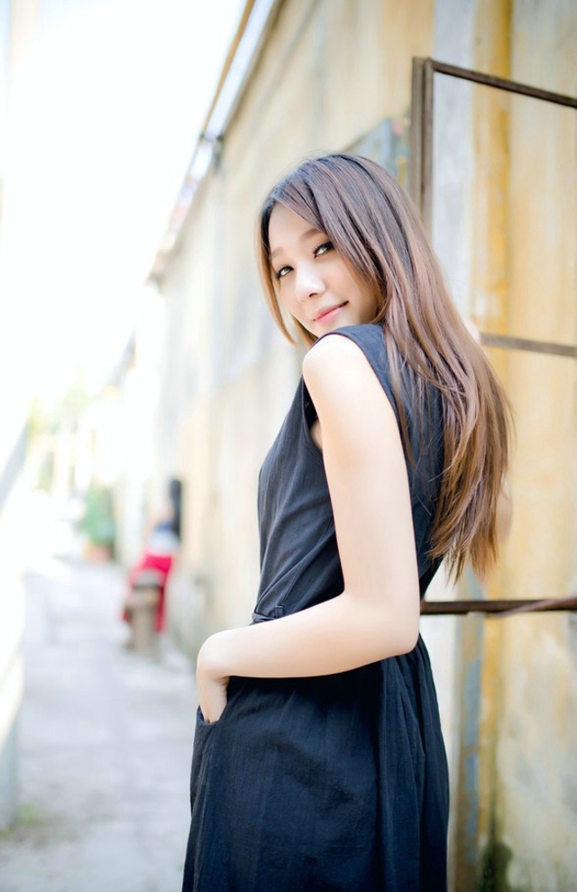 清纯阳光美女走在寒舍中宛如繁花绽放的天使