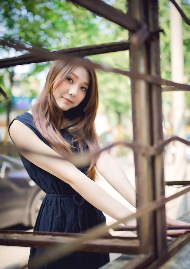 清纯阳光美女走在寒舍中宛如繁花绽放的天使