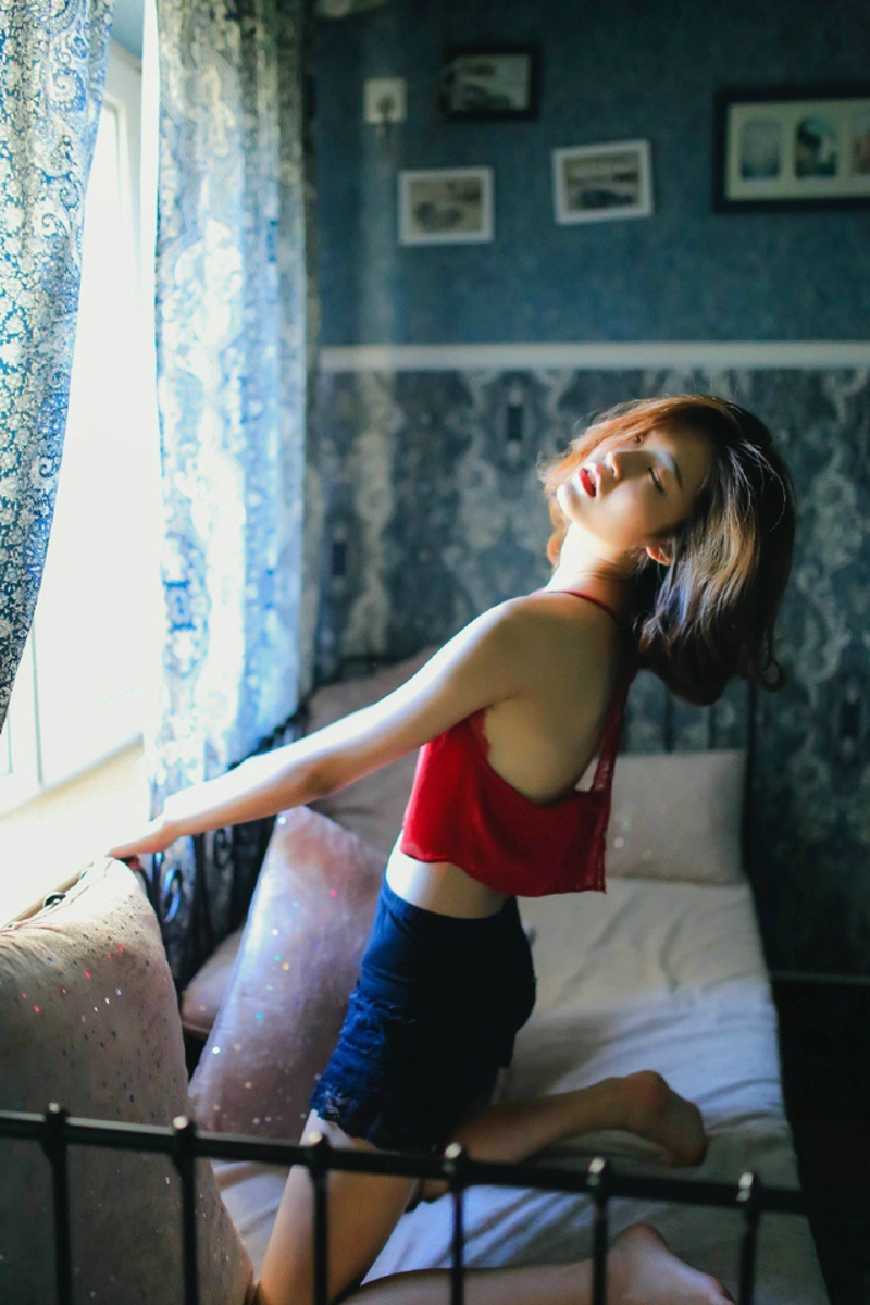 短发轻熟女私房寂寞孤独与猫度日