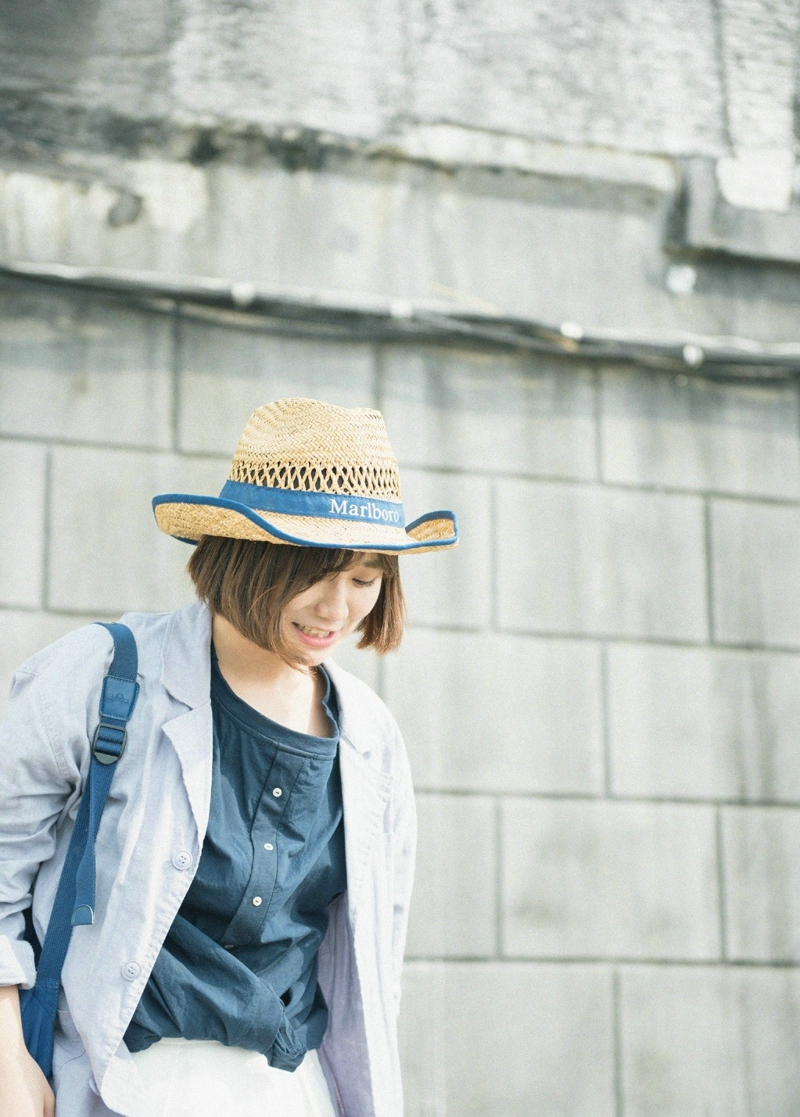 素颜美女旅行轮船上的清新唯美写真