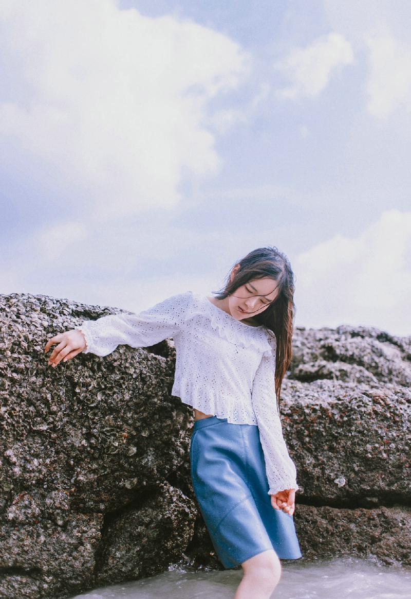 高颜值女神海边随性湿发吸人眼球