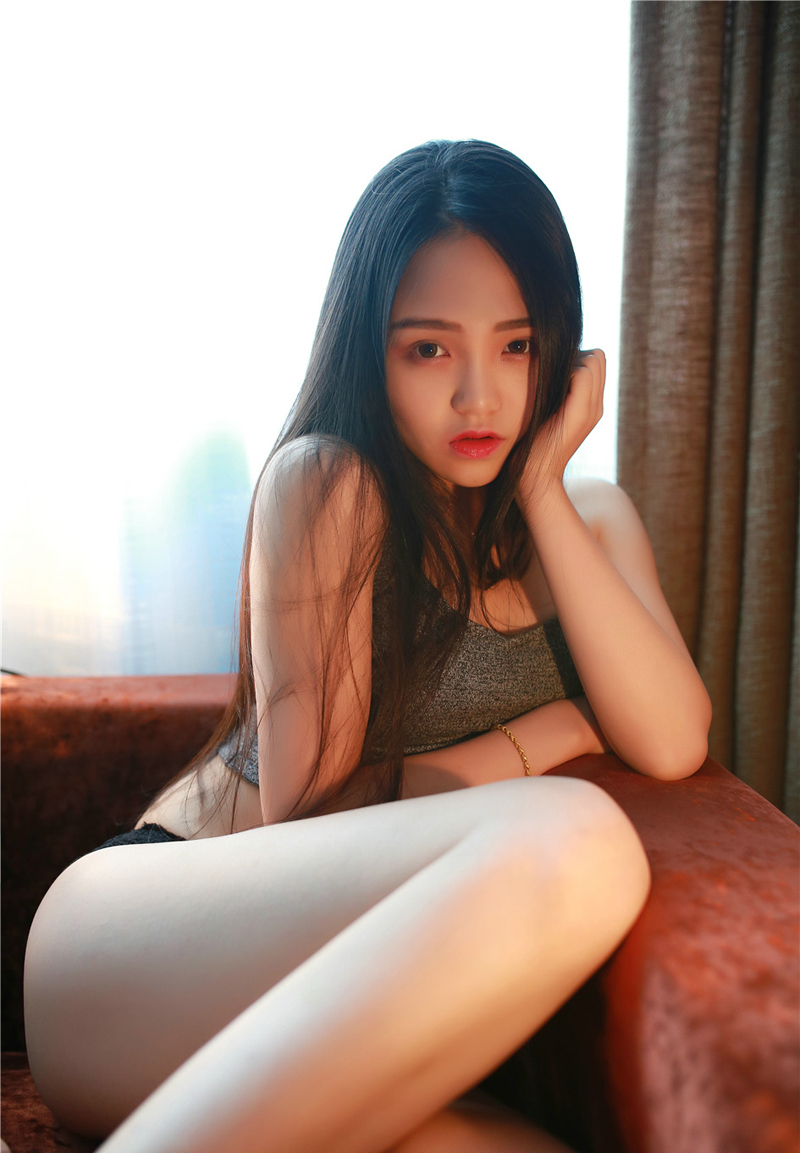 御女美人佩佩背心短裤丰乳翘臀呼之欲出