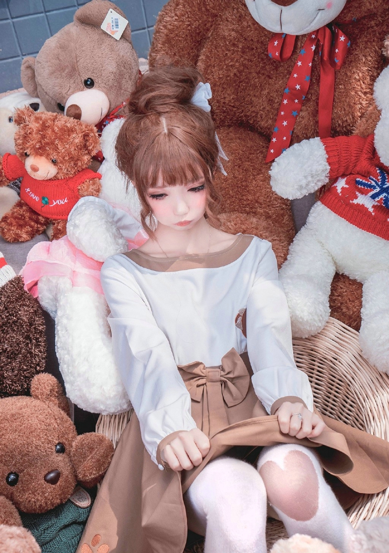 大眼洋娃娃女生熊玩偶堆里的甜美可爱