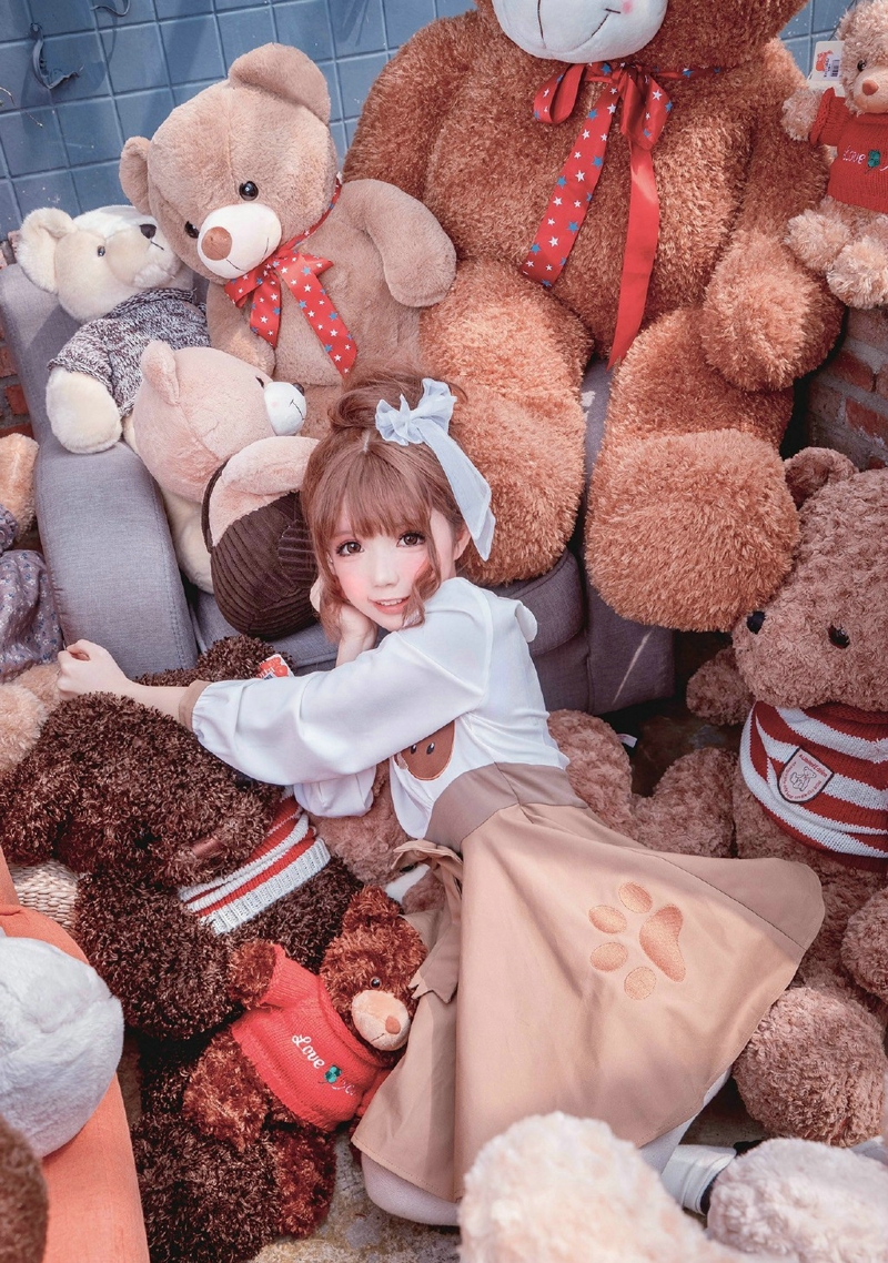 大眼洋娃娃女生熊玩偶堆里的甜美可爱