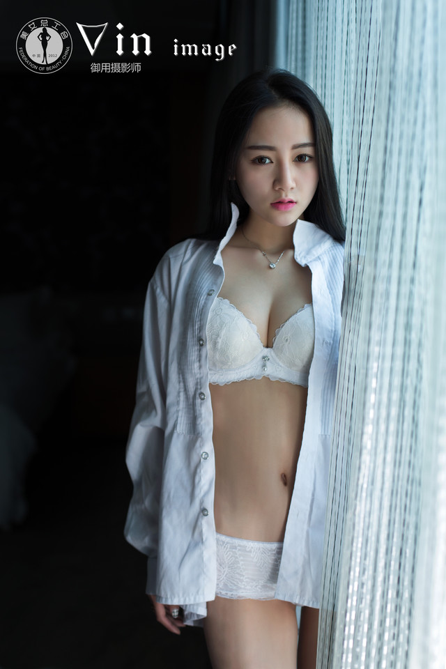 美女诱人姿态拍摄私房内衣写真