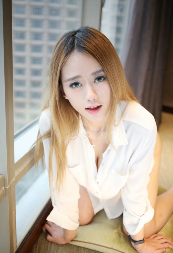 妖艳性感尤物Yuli曲线身姿半裸走光勾人欲火