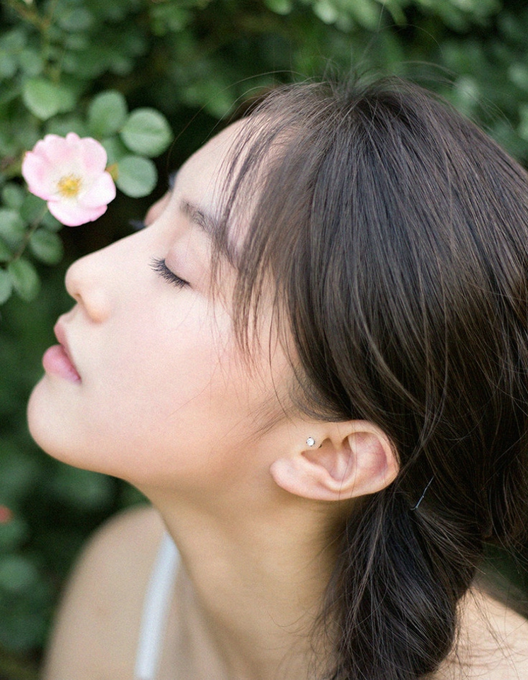 高颜值女神清新花海内甜美可人