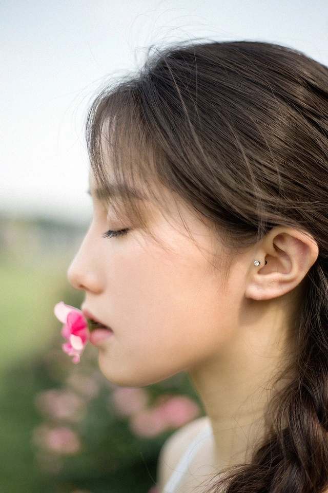 高颜值女神清新花海内甜美可人