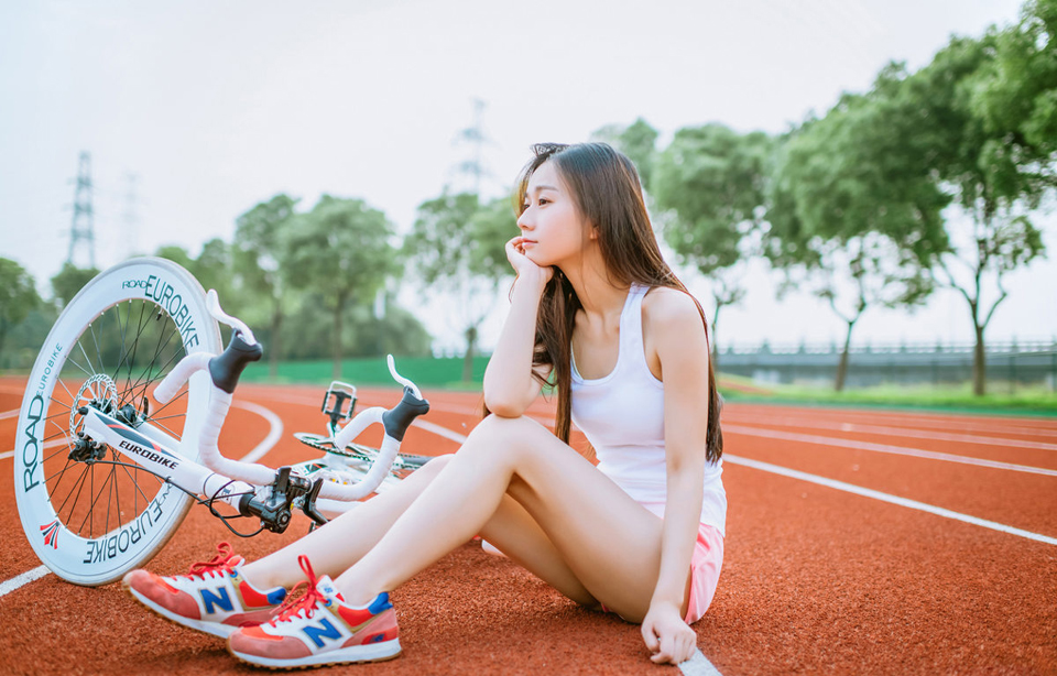 清纯长发美女热裤校园操场运动写真