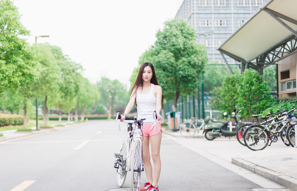 清纯长发美女热裤校园操场运动写真