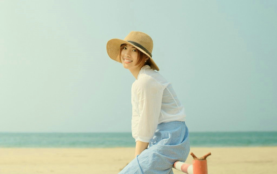 素颜美女海风吹起你的长裙清新甜美