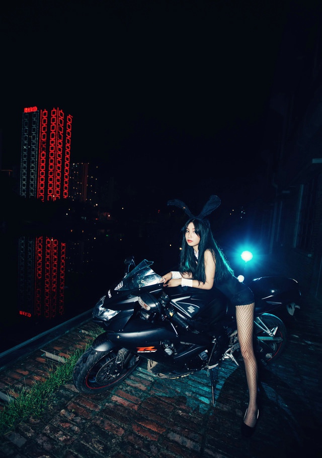 摩托车性感女模黑色网袜魅力写真