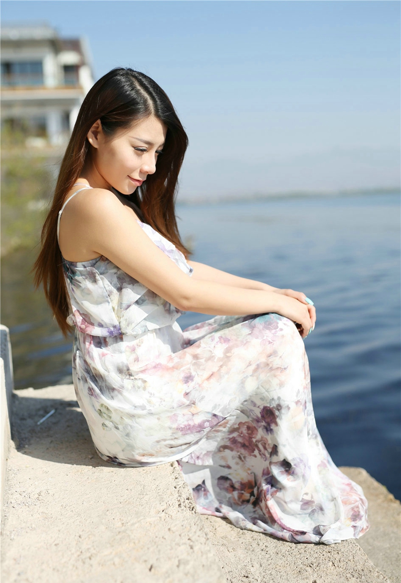 人气模特嘉宝贝儿湖边气质花色连衣裙阳光写真