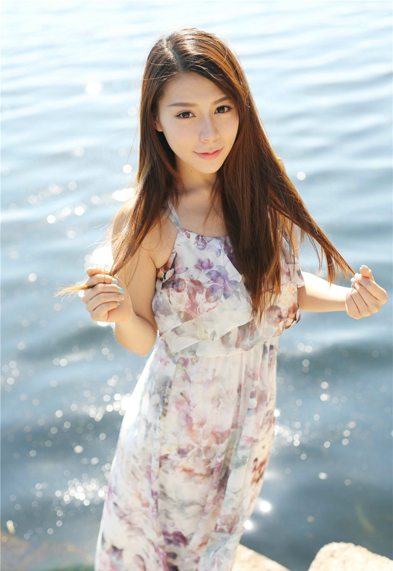 人气模特嘉宝贝儿湖边气质花色连衣裙阳光写真