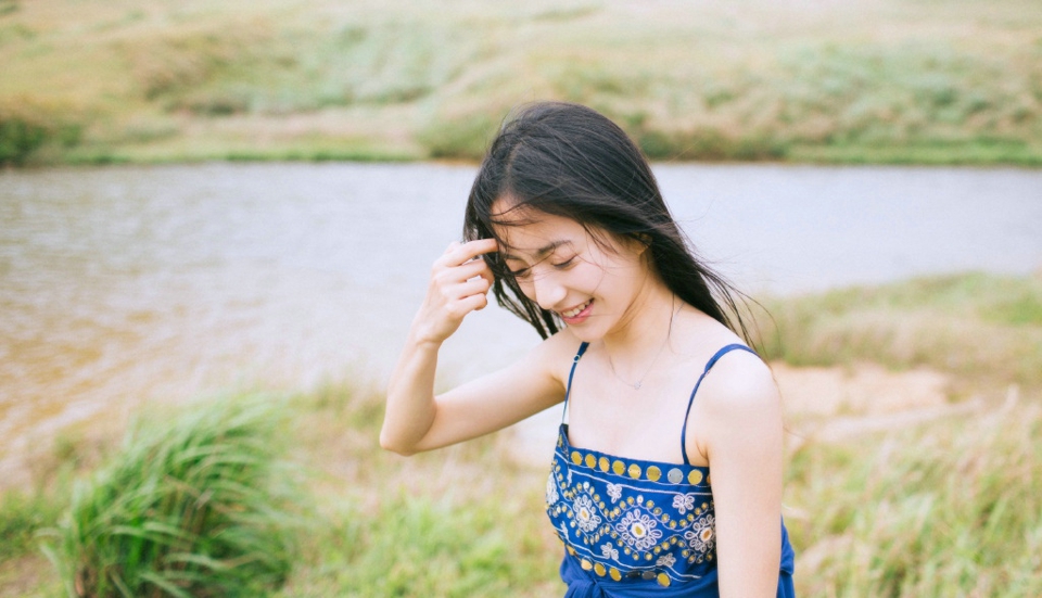 氧气少女吊带长裙野外清新文艺