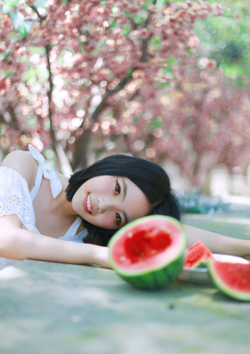 可爱西瓜少女甜美写真甜甜惹人爱